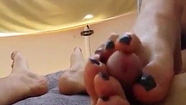 § Cari - black toes blue towel