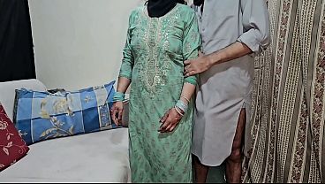 During the handjob practice, the Muslim sister'_s beautiful big ass was sliding on my cock