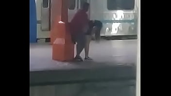 Comendo a gordinha na esta&ccedil_&atilde_o de trem da Central rj