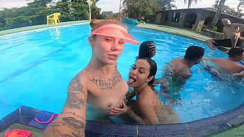 Festa na piscina com os amigos, meninas se divertem e ficam peladas