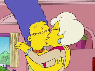 The Simpsons - Lindsey Naegle Kiss Marge Simpson