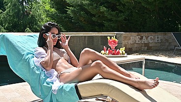 Sunbathing Babes Carolina Guerrero And Lia Lin Tempt The Pool Guy Into Heated Threesome GP3317