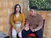 Psicologa pelirroja folla con pareja de pacientes como parte de la terapia-CAMILA HENAO