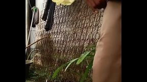 Sensasi Coli di luar ruangan di belakang rumah tetangga