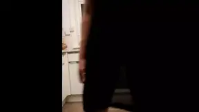 Meisje vingert zichzelf in de keuken.
