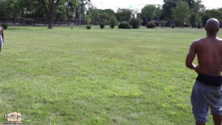 Iso musta kulli ilman satulaa panee eurooppalaisia hunkseja intensiivisen kullin imemisen ja peräaukon nuolemisen jälkeen kuumilla siemensyöksyillä