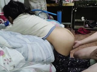 Le rompo el culo por no acomodar su cuarto