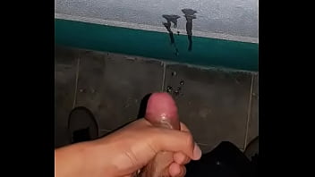 Lleno de semen toda la pared