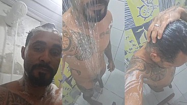 Safadinho pelado tomando banho gostoso