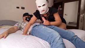 morena colombiana hace garganta profunda y luego monta a su vecino