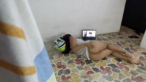 me oculto en el armario de mi madrastra cuando no hay nadie en casa y la veo mientras se masturba de culo a cono con su juguete sexual