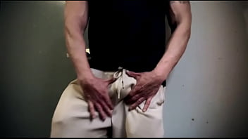 Heterosexual mexicano sale del gym a grabar porno gay jugando con un pl&aacute_tano en su garganta y pic&aacute_ndose el culo