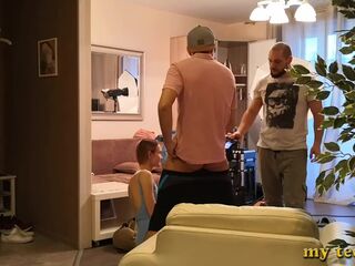 Гибкая Оля снимается в анальном порно (часть 2)