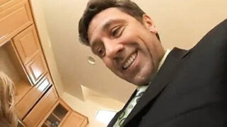 Eine geile Schlampe mit großem Arsch lässt sich in ihren engen Löchern hart doppelt penetrieren.