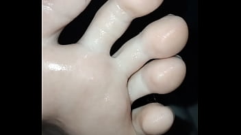 Veja meu pezinho fedidinho sendo babado e bata uma pra mim