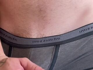 Mi masturbo nel bagno di un’amica????????????????