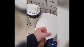 Batendo uma no banheiro do trabalho.