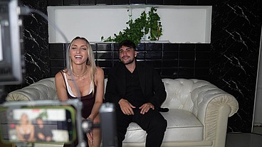 la argentina babydoll fue invitada a una entrevista, y fue folloda por el presentador en vivo