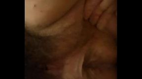 A bunda da milf est&aacute_ fechada, ela est&aacute_ pronta para abri-la