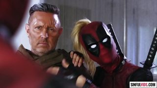 Cosplayer di Deadpool scopata in un rapporto a quattro