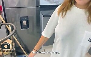 Una travesura que hace mi pequena hermanastra me la paga con una rica mamada y venida en sus