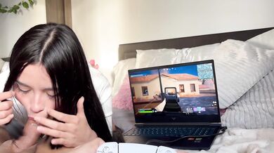 My hot stepsister doesn't let me play quietly and makes me cum| FORTNITE