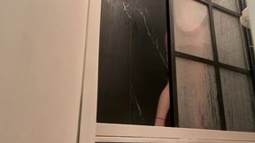 Mira como el perro salido que eres desde el suelo como se ducha esta perfecta diosa