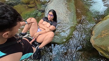 follando en el río .. SEXO EN PÚBLICO una locura se deja llenar la cara de semen video completo
