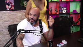 Disseram que ela n&atilde_o transava, ent&atilde_o perguntou quem iria comer a bucetinha gostosa dela,  mostrando em seguida - Dracaryssg