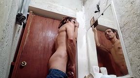 Ante la c&aacute_mara y su reflejo, El papito te avienta un chorro de mecos: Raba Erre Pro