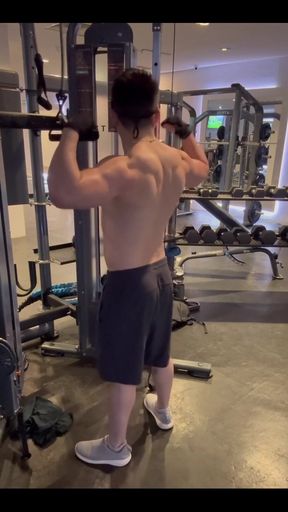 Think All Gyms Should Mandate Working Out Nude