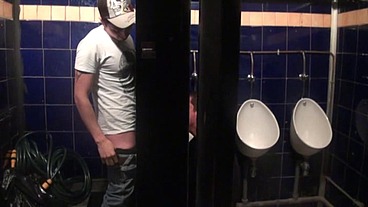 227 / suker dick in glory holes of toilett of bar