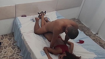 Modelo sexy curtindo a sensação do punho duro dentro de sua bunda apertada pela primeira vez