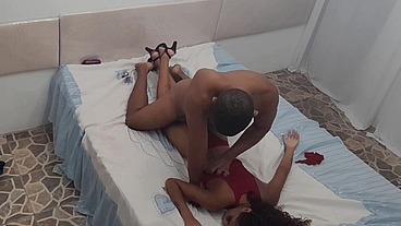 Modelo sexy curtindo a sensação do punho duro dentro de sua bunda apertada pela primeira vez