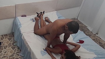Modelo sexy curtindo a sensação do punho duro dentro de sua bunda apertada pela primeira vez