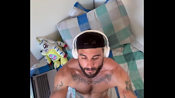 Puto tatuado tocando punheta