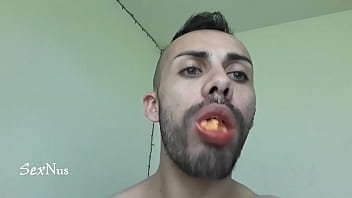 Fetiche boca con chetos