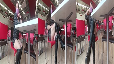 En El Centro Comercial Esposa Puta En Vestido Y Botas Enseña Los Calzones A Extraños Con Dinero