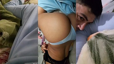 Menina safadinha de pijama e seu coroa tarado tocando a ppkknha e a bunda dela por dentro da roupa depois ela mostra a bucetinha pra vcs safadinhos