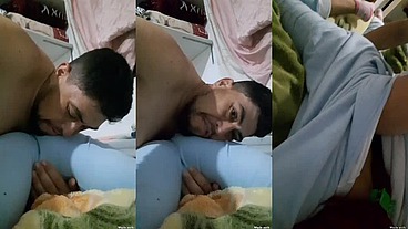 Menina safadinha de pijama e seu coroa tarado tocando a ppkknha e a bunda dela por dentro da roupa depois ela mostra a bucetinha pra vcs safadinhos