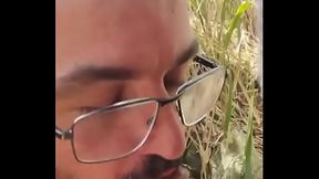 Dando aquela mamada gostosa no parque.