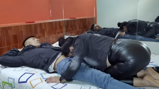 Hermanastra con pantalones de cuero me pone cachondo y la follo muy rico