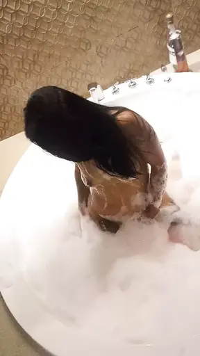 Latina en el jacuzzi delicioso con su botella sexi sumisa encantadora morbosa perrita domable ven a darme mi lechita