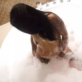 Latina en el jacuzzi delicioso con su botella sexi sumisa encantadora morbosa perrita domable ven a darme mi lechita