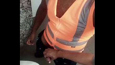 Colega de trabalho pegando no meu pau