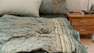 Webkamera-nærbilde: slikking og banking av de hårete rumpa til amatøreuropeiske tenåringsgutter