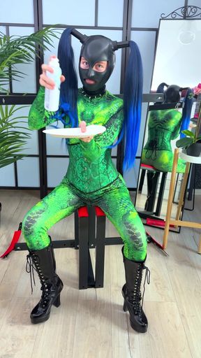 Who is ready for a pie in the face? Wer brauch eine Torte ins Gesicht?