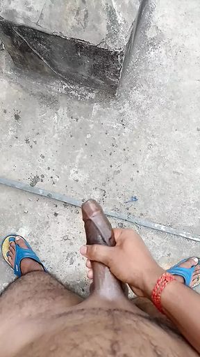 Bhabhi ko yaad karke lund hilaya aur paani nikala