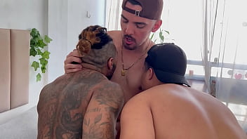 Transa gostosa com casal gozando no pau