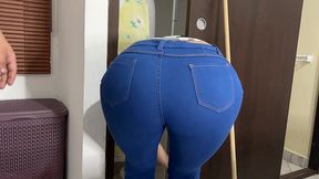mi hermosa madrastra limpiando el cuarto con pantalones ajustados no puedo dejar de mirar su gran culo